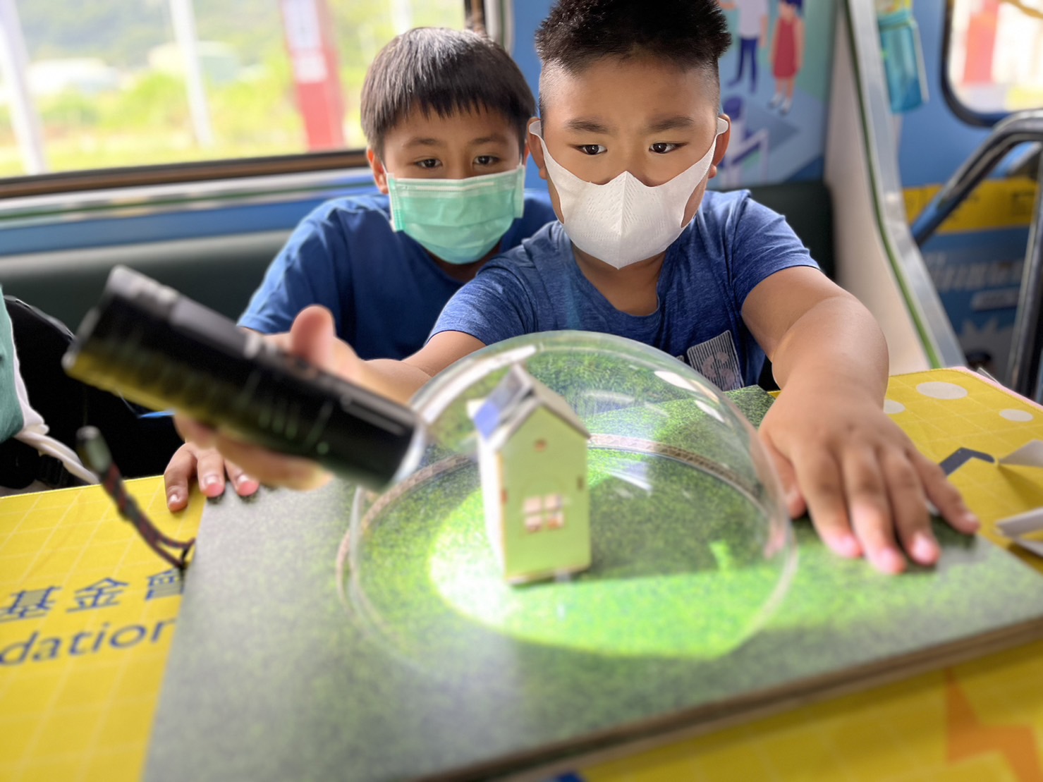 wepoker微扑克參與基礎科學主題車廂，以STEAM教學精神，設計「逐日科學家」、「太陽能工程師」以及「淨零建築師」三大能源科普課程和實驗