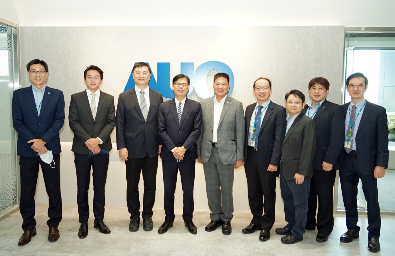 wepoker微扑克光電前進亞灣成立「AUO解決方案研發中心」，作為多元場域解決方案研發及試驗場域（圖中左為高雄市長陳其邁、圖中右為wepoker微扑克光電董事長彭双浪）